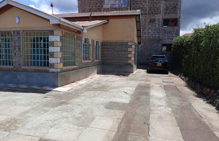 FOR RENT: SPACIOUS 3 BEDROOM – OWN COMPOUND – UTAWALA AIRWAYS (ARUSHA COURT) Price: Kshs. 40,000/month